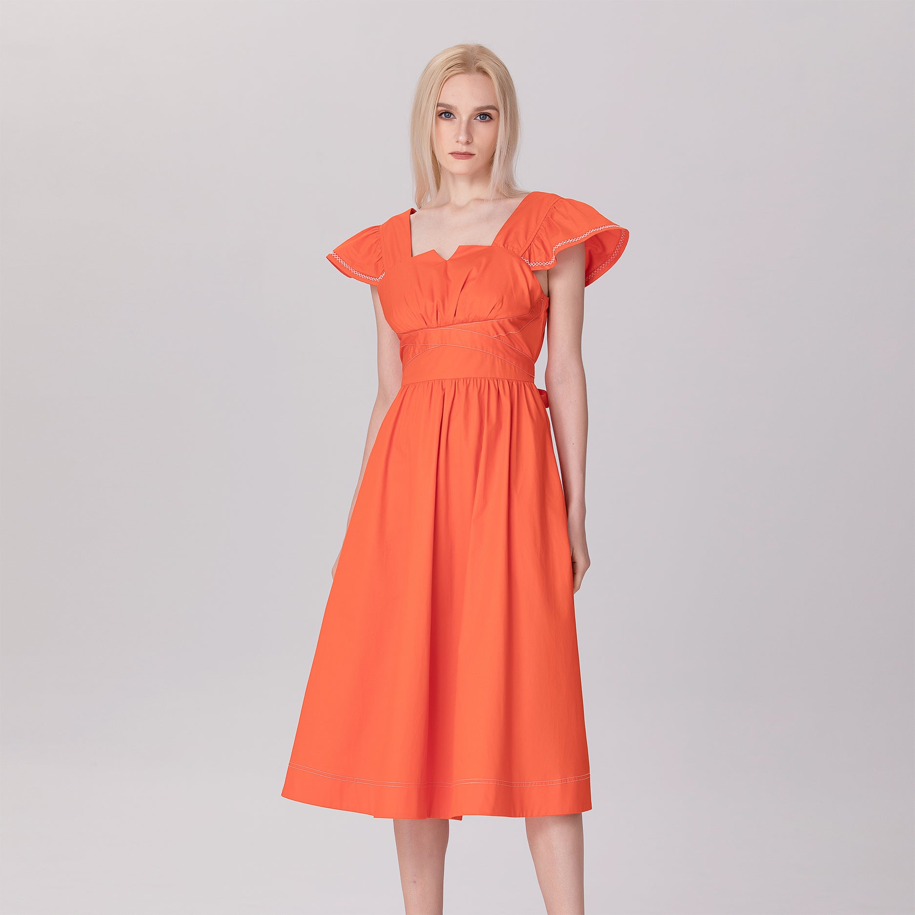 Robe à manches volantées et décolleté carré
