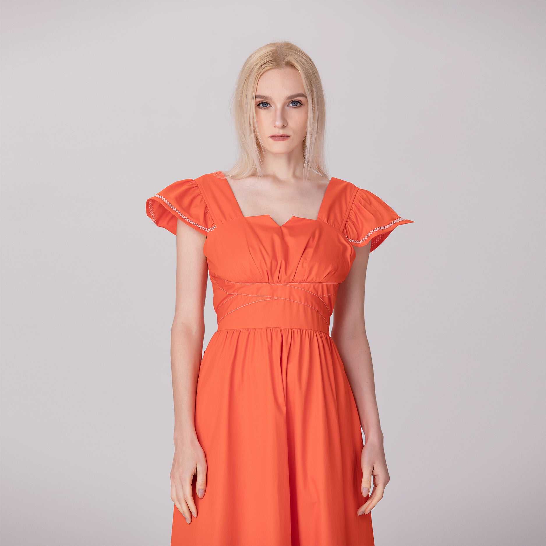 Robe à manches volantées et décolleté carré