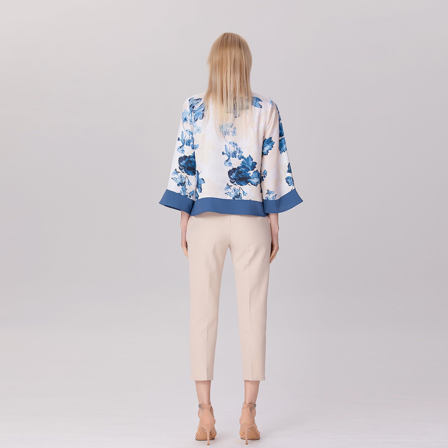 Chemisier en satin à imprimé floral contrasté