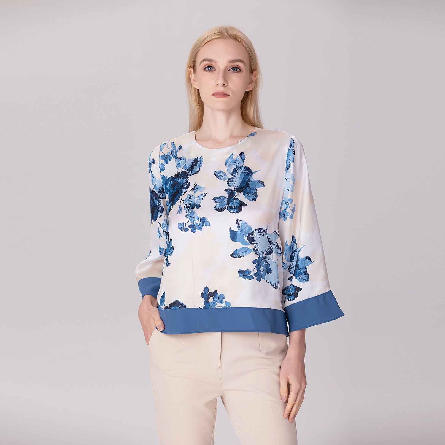 Chemisier en satin à imprimé floral contrasté