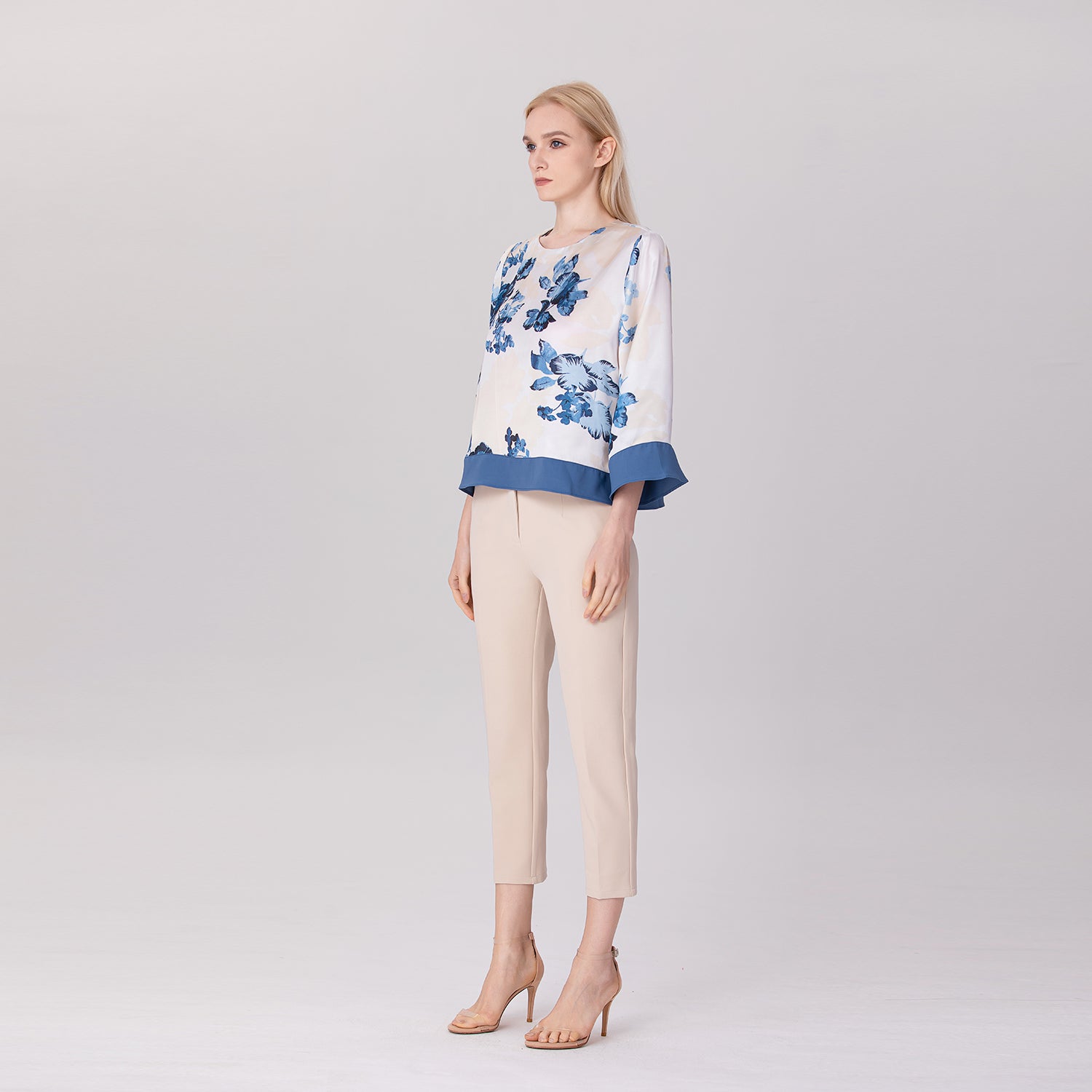 Chemisier en satin à imprimé floral contrasté