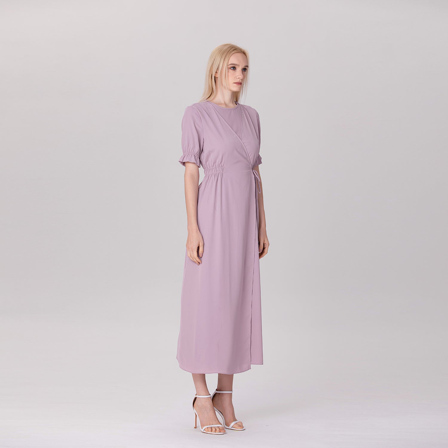 Robe longue ceinturée à manches courtes et poignets élastiquéses