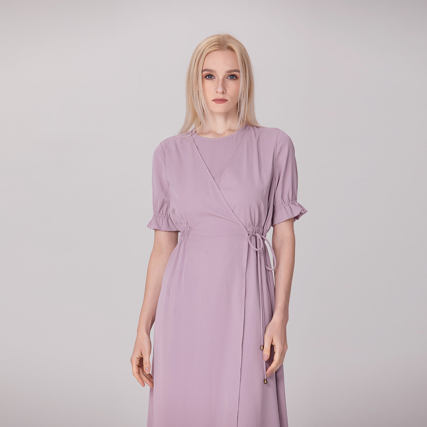 Robe longue ceinturée à manches courtes et poignets élastiquéses