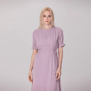 Robe longue ceinturée à manches courtes et poignets élastiquéses