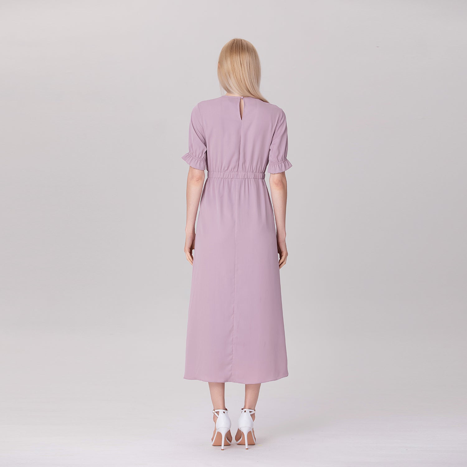 Robe longue ceinturée à manches courtes et poignets élastiquéses