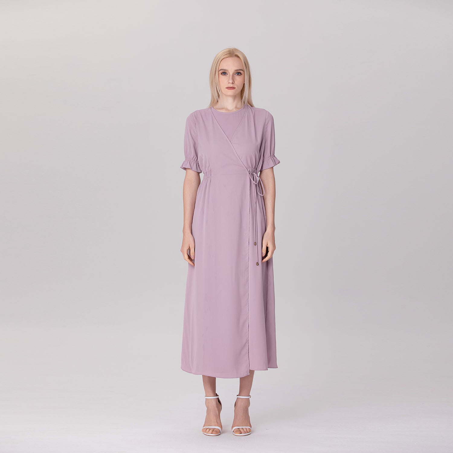 Robe longue ceinturée à manches courtes et poignets élastiquéses