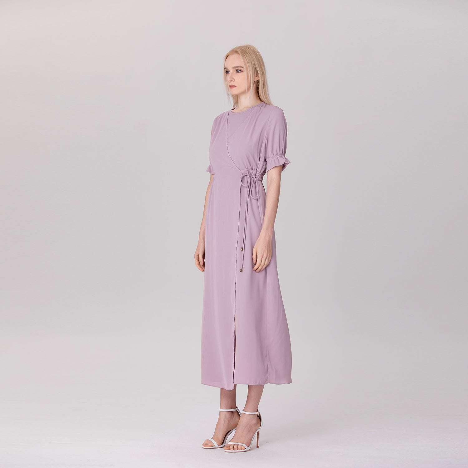 Robe longue ceinturée à manches courtes et poignets élastiquéses