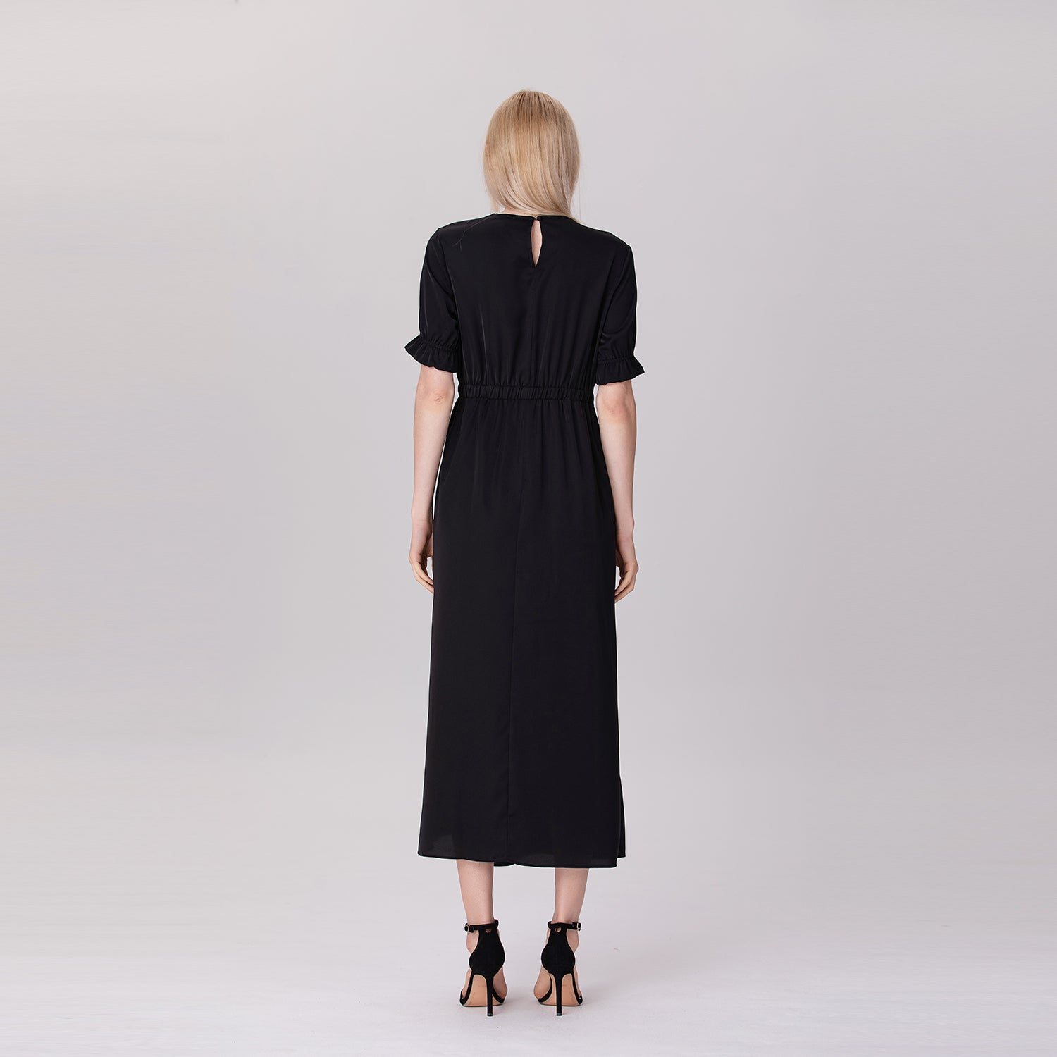 Robe longue ceinturée à manches courtes et poignets élastiquéses