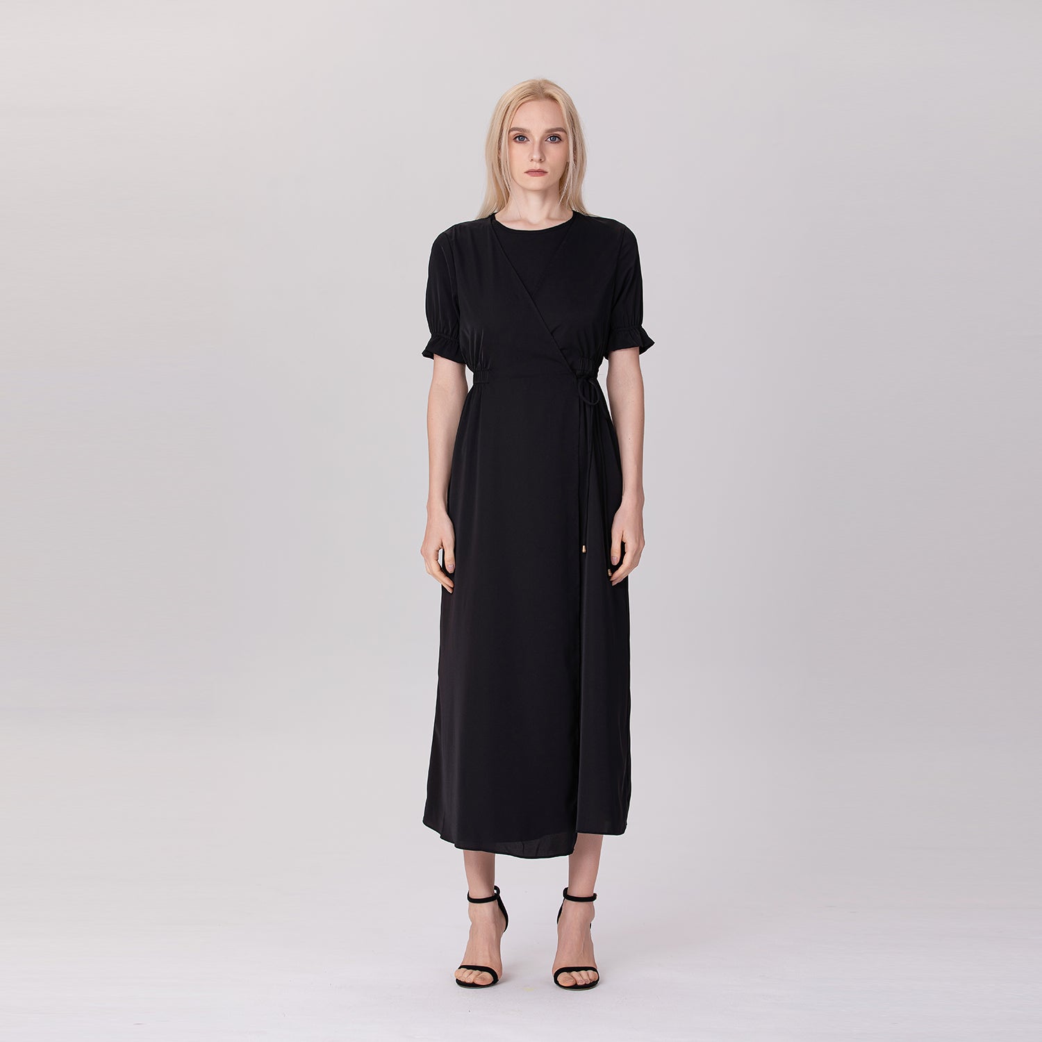 Robe longue ceinturée à manches courtes et poignets élastiquéses