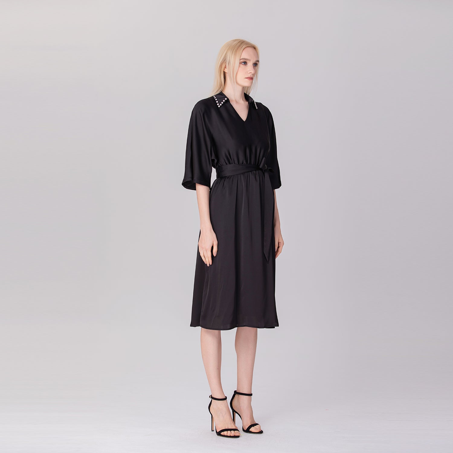 Robe chemise à col strass et dos en V