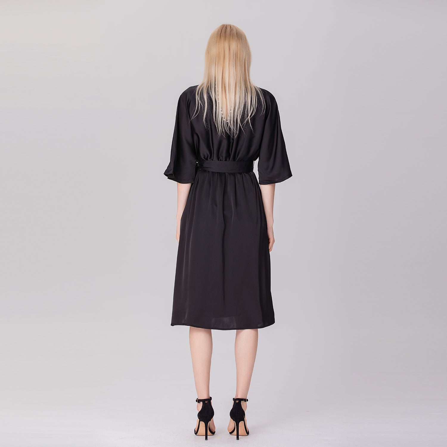 Robe chemise à col strass et dos en V