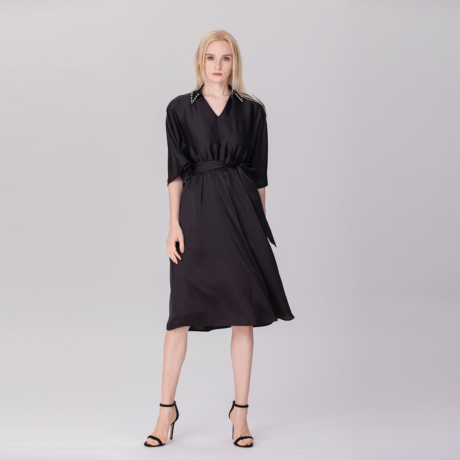 Robe chemise à col strass et dos en V