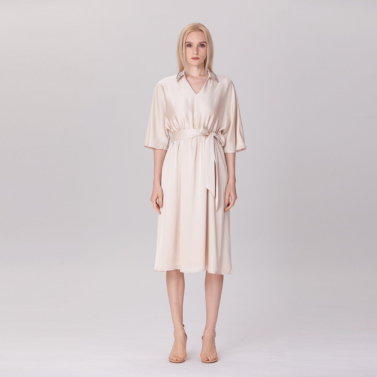 Robe chemise à col strass et dos en V