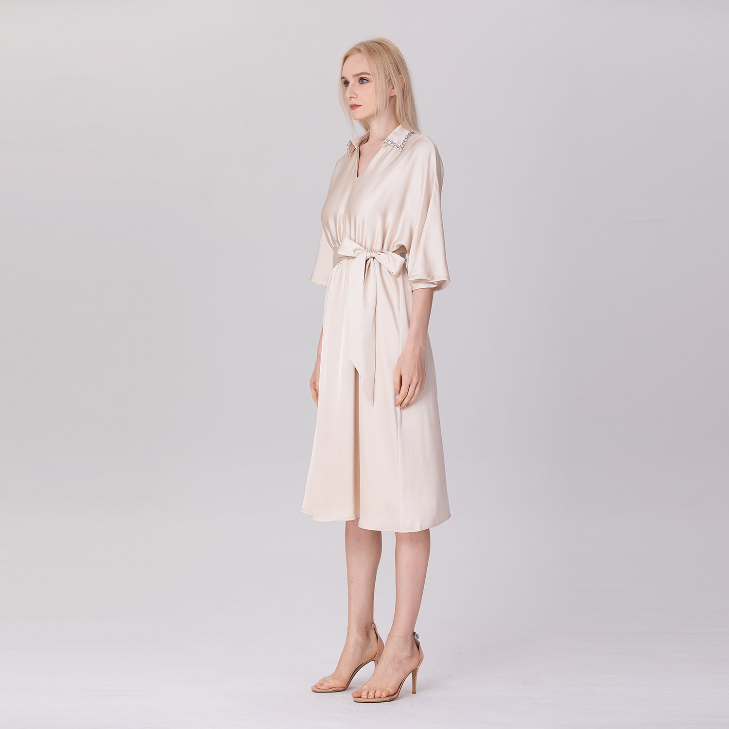 Robe chemise à col strass et dos en V