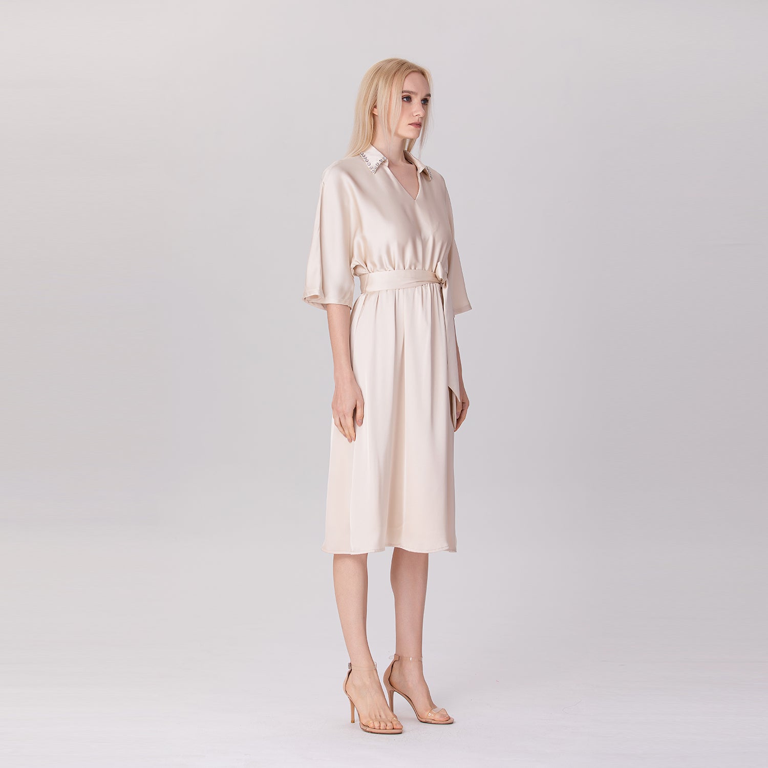 Robe chemise à col strass et dos en V