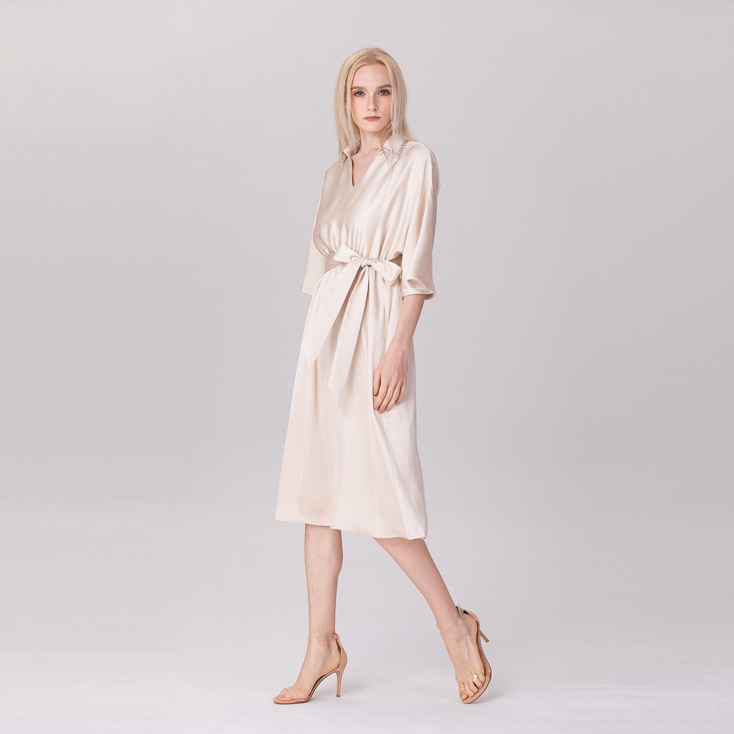 Robe chemise à col strass et dos en V