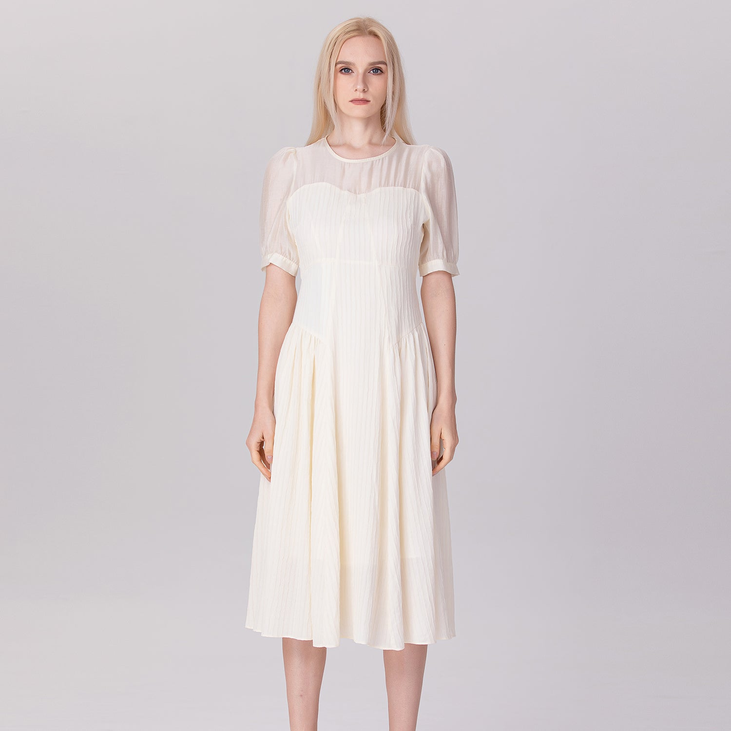 Robe bi-matière à découpe bustier