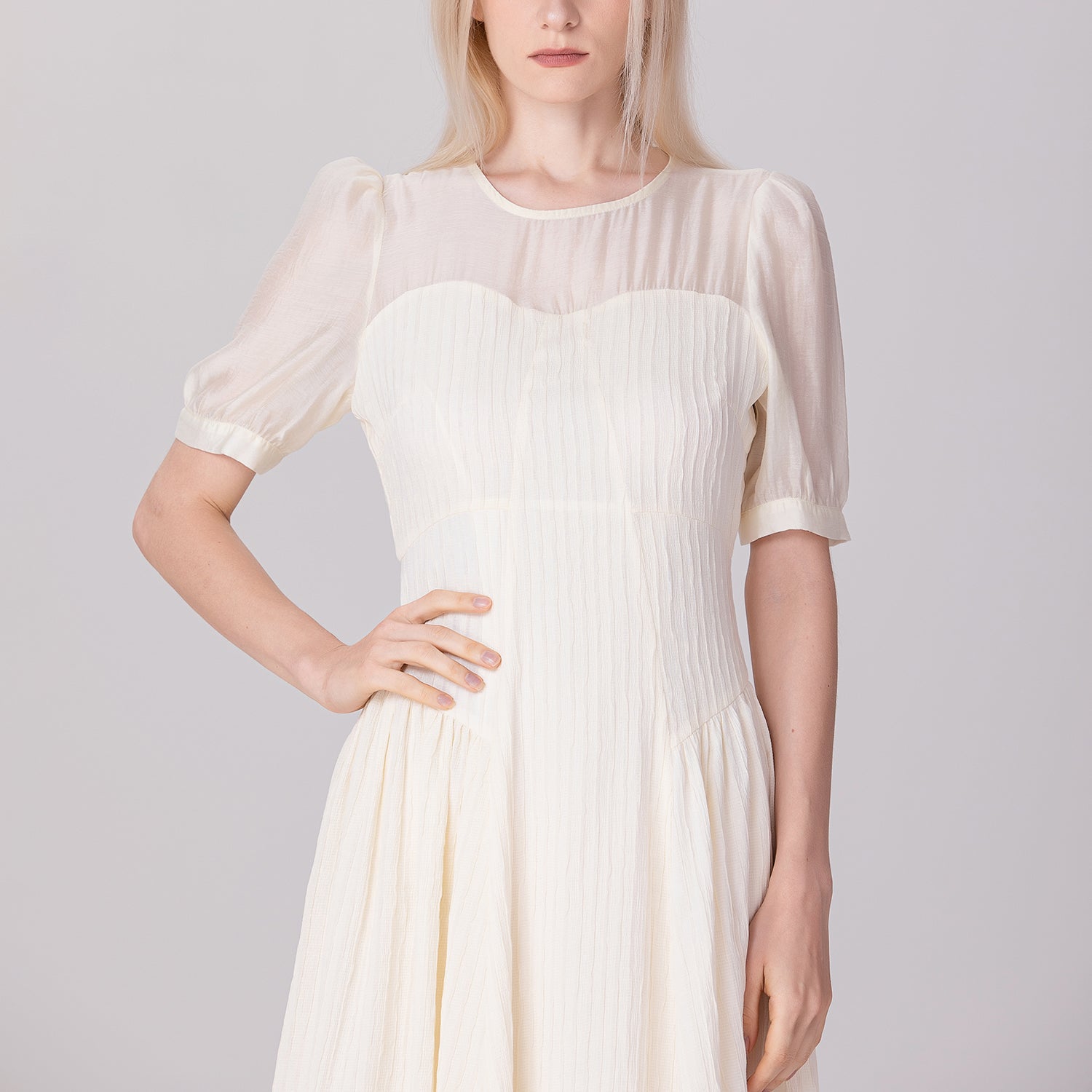 Robe bi-matière à découpe bustier