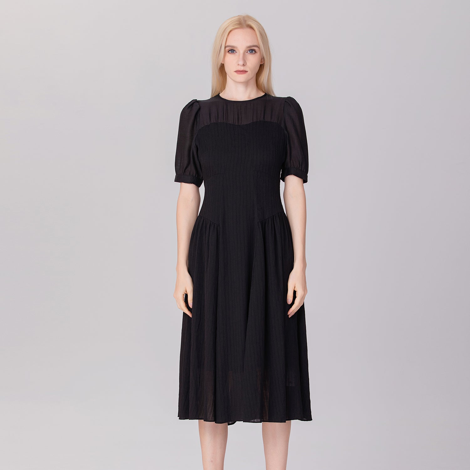 Robe bi-matière à découpe bustier