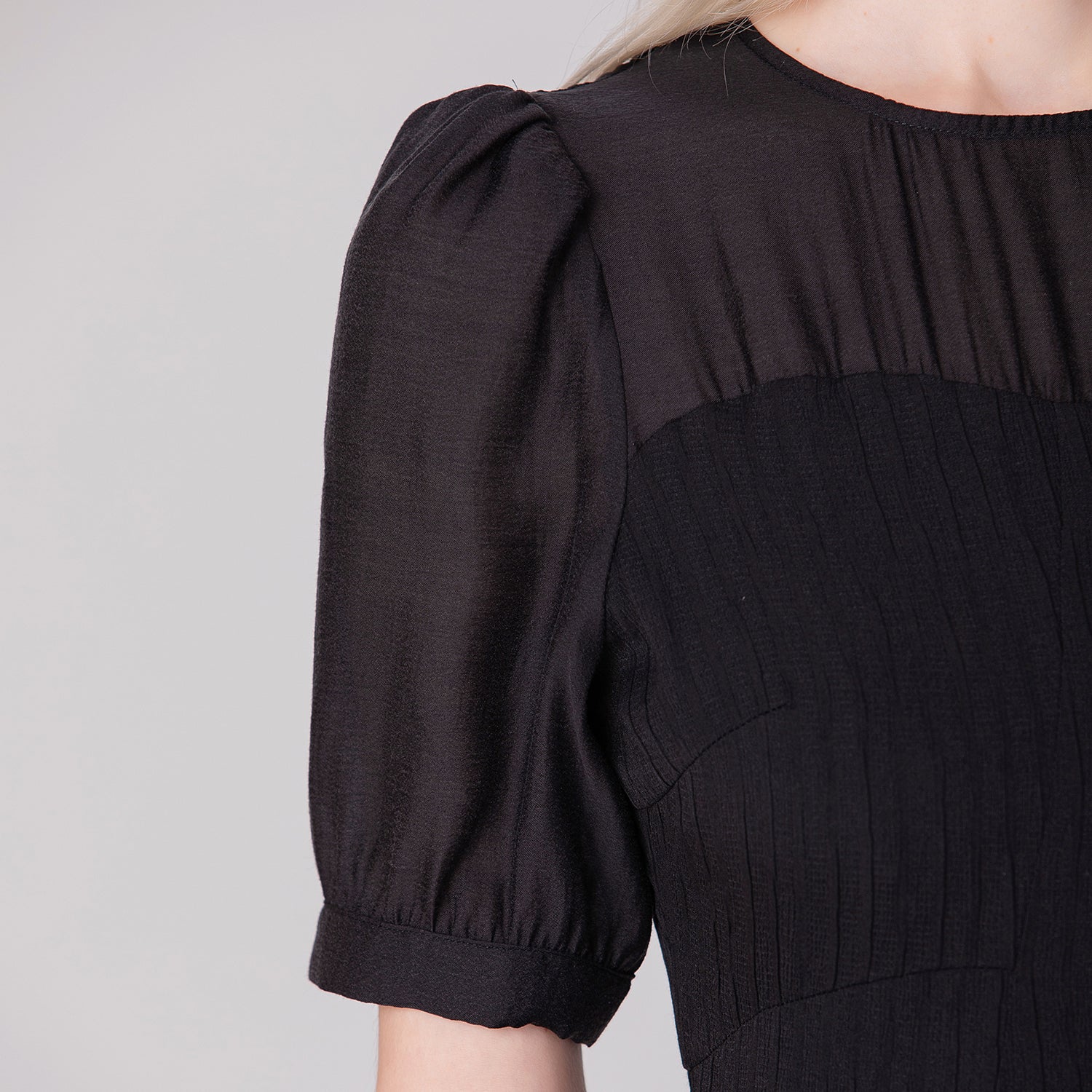 Robe bi-matière à découpe bustier