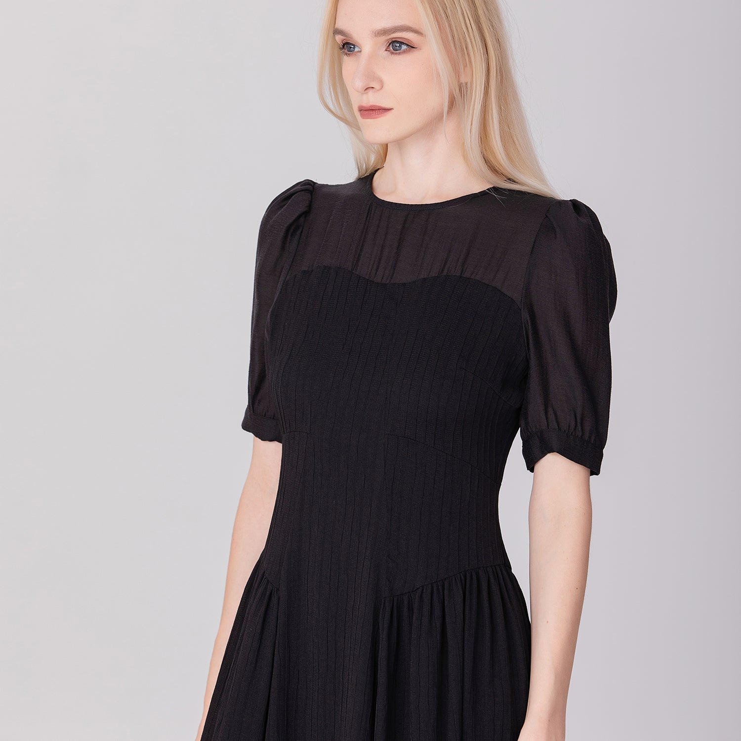 Robe bi-matière à découpe bustier