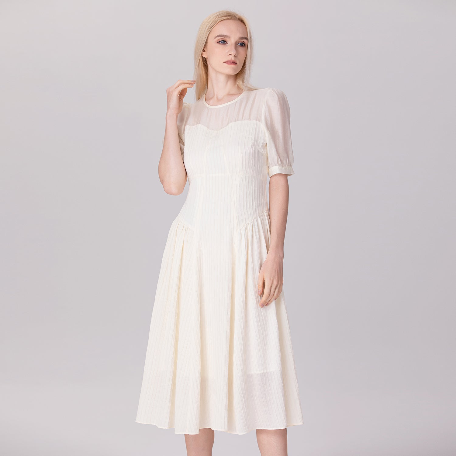 Robe bi-matière à découpe bustier