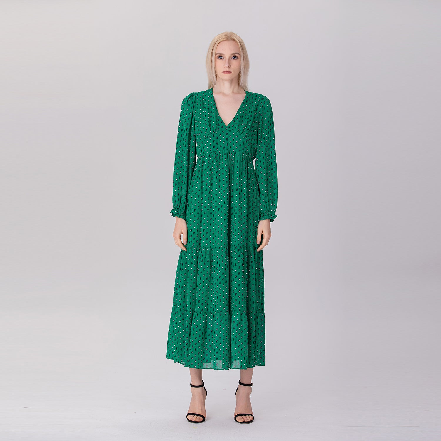 Robe longue à volants et col V