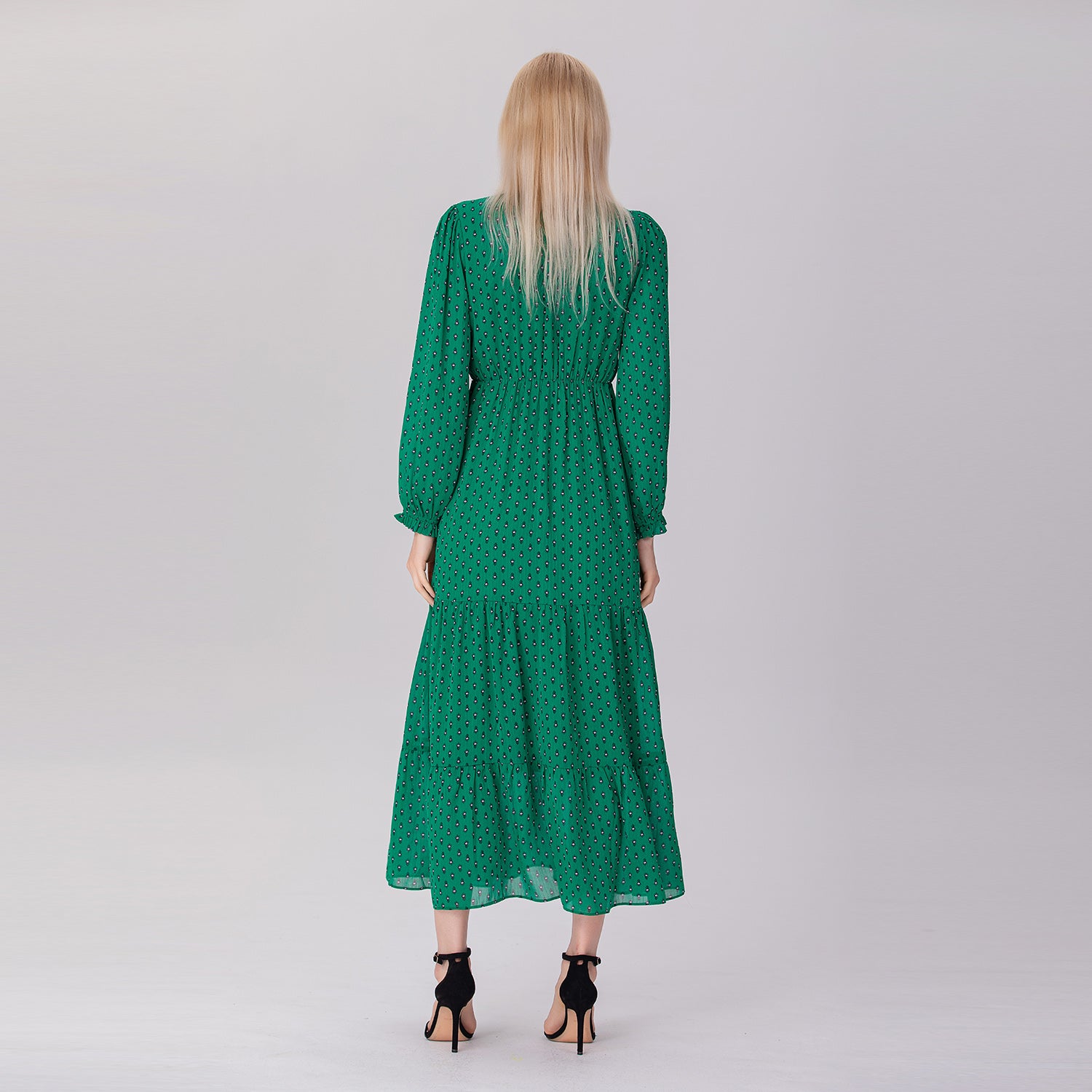 Robe longue à volants et col V