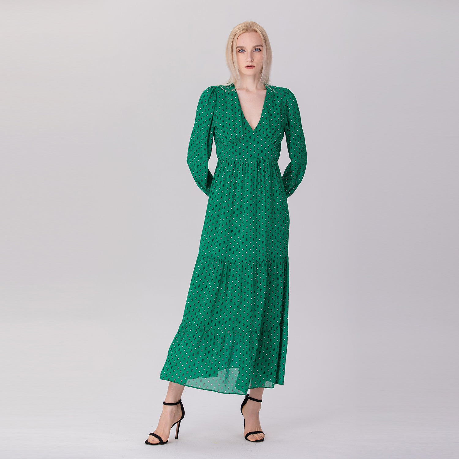 Robe longue à volants et col V