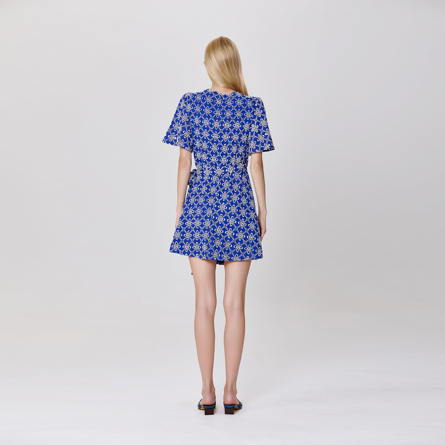 Robe portefeuille en dentelle florale à nouer