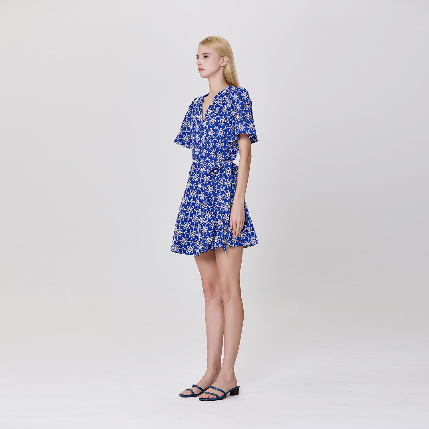 Robe portefeuille en dentelle florale à nouer