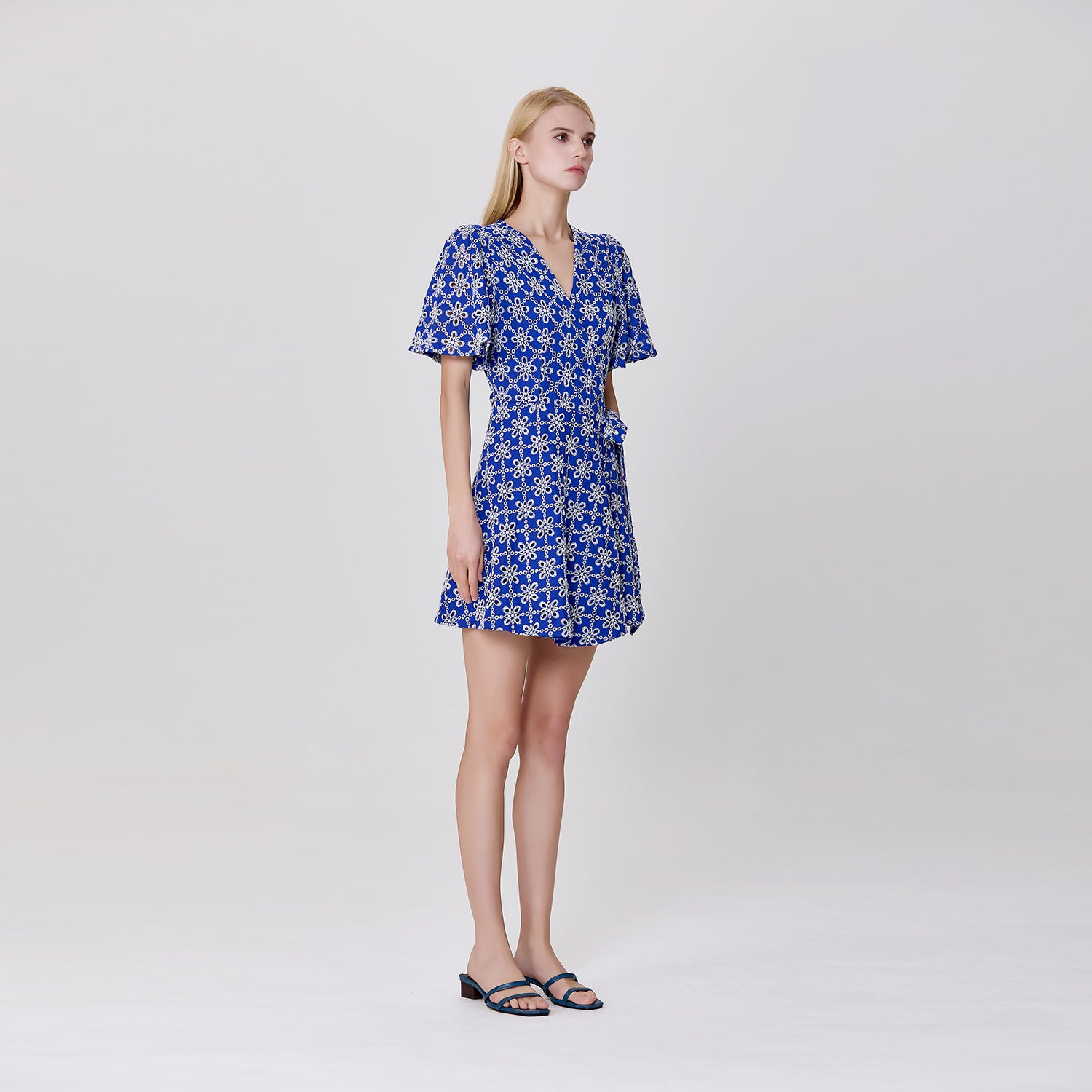 Robe portefeuille en dentelle florale à nouer