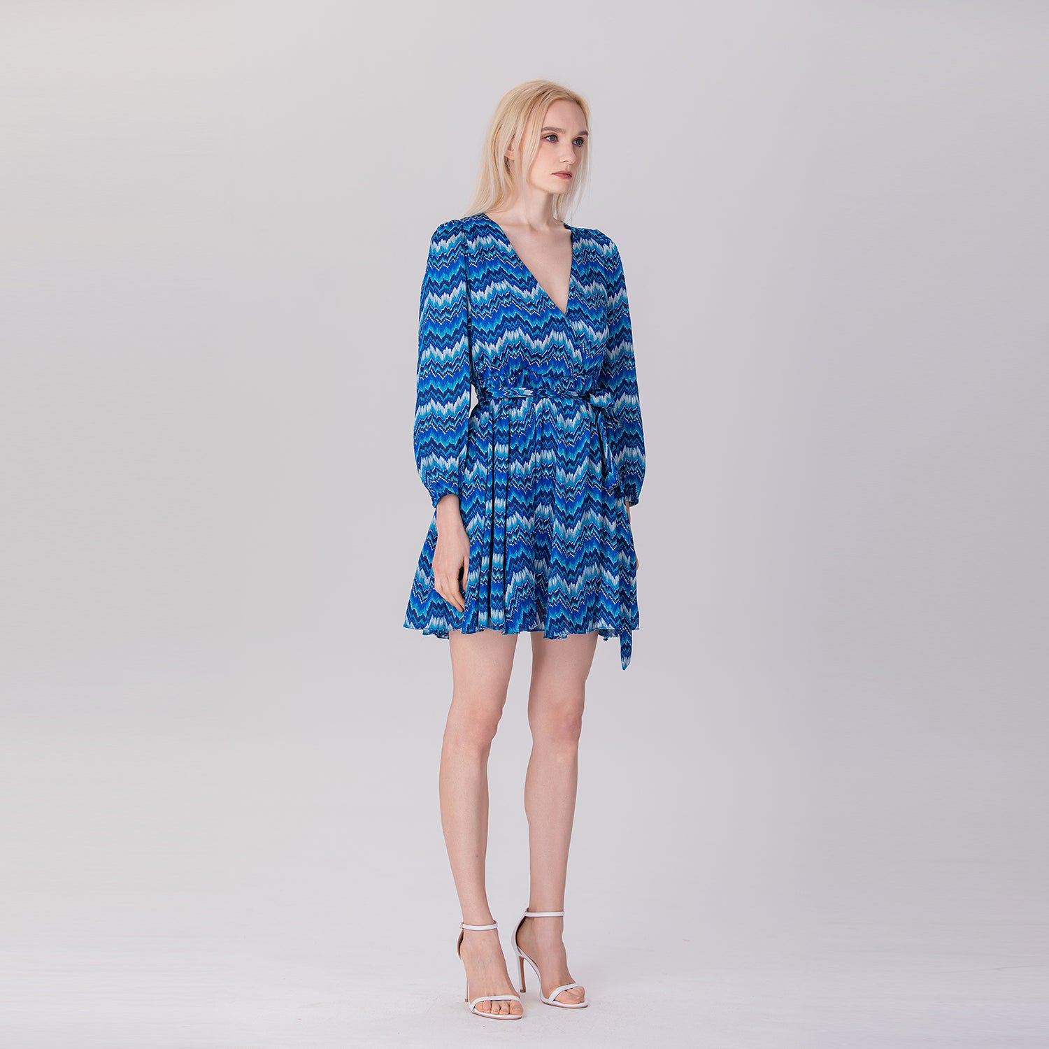 Robe courte imprimée à col V et manches longues