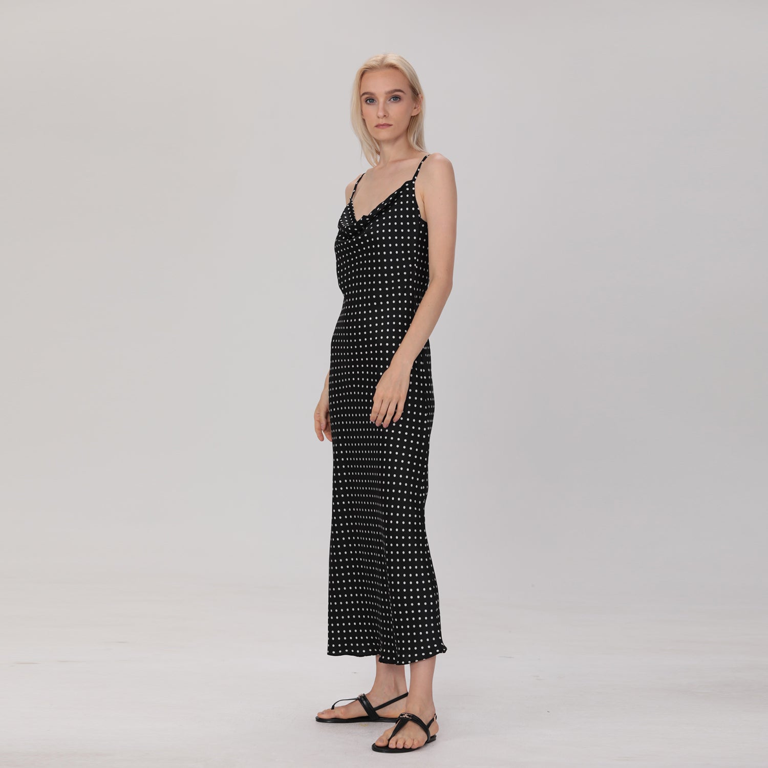Robe à bretelles en satin à pois