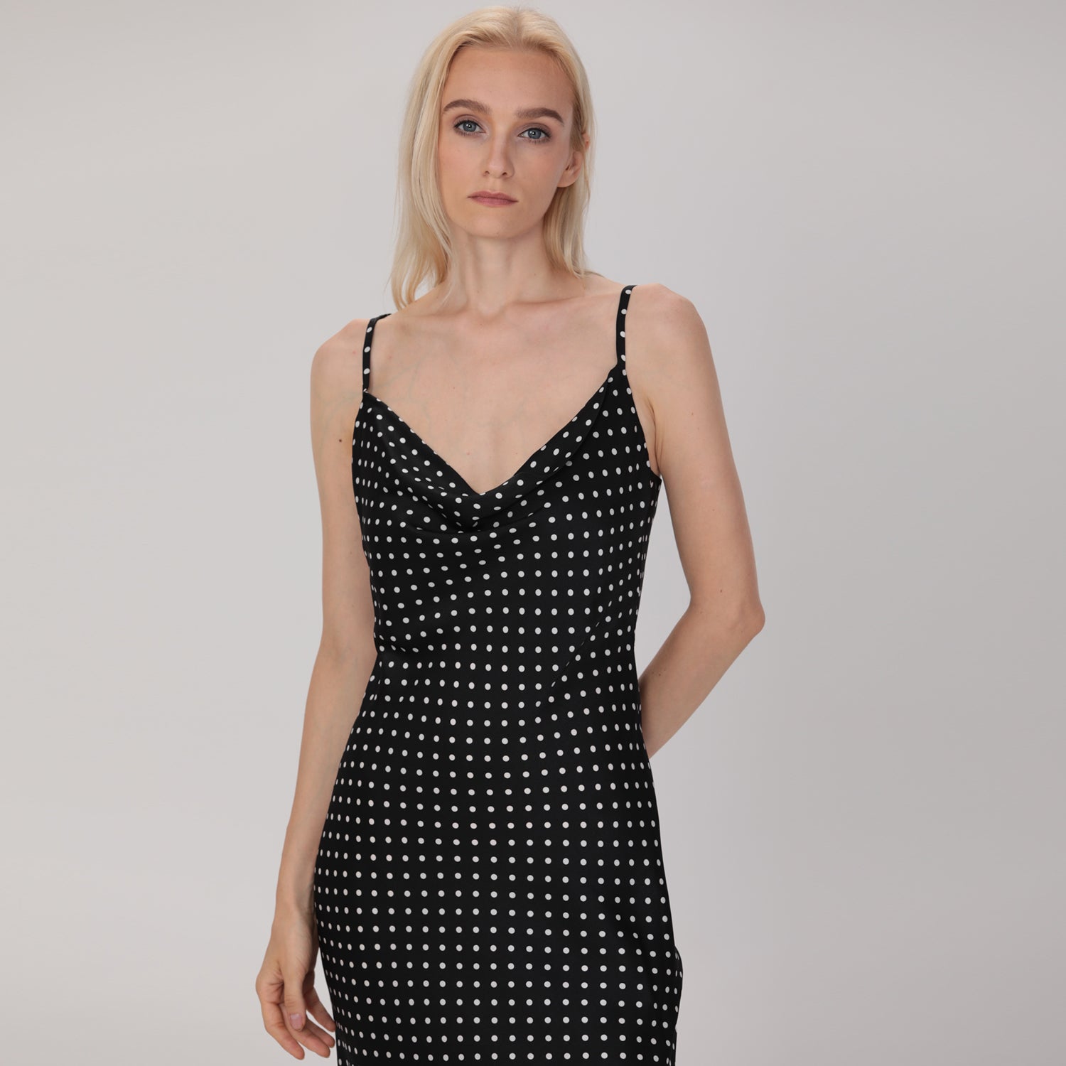Robe à bretelles en satin à pois