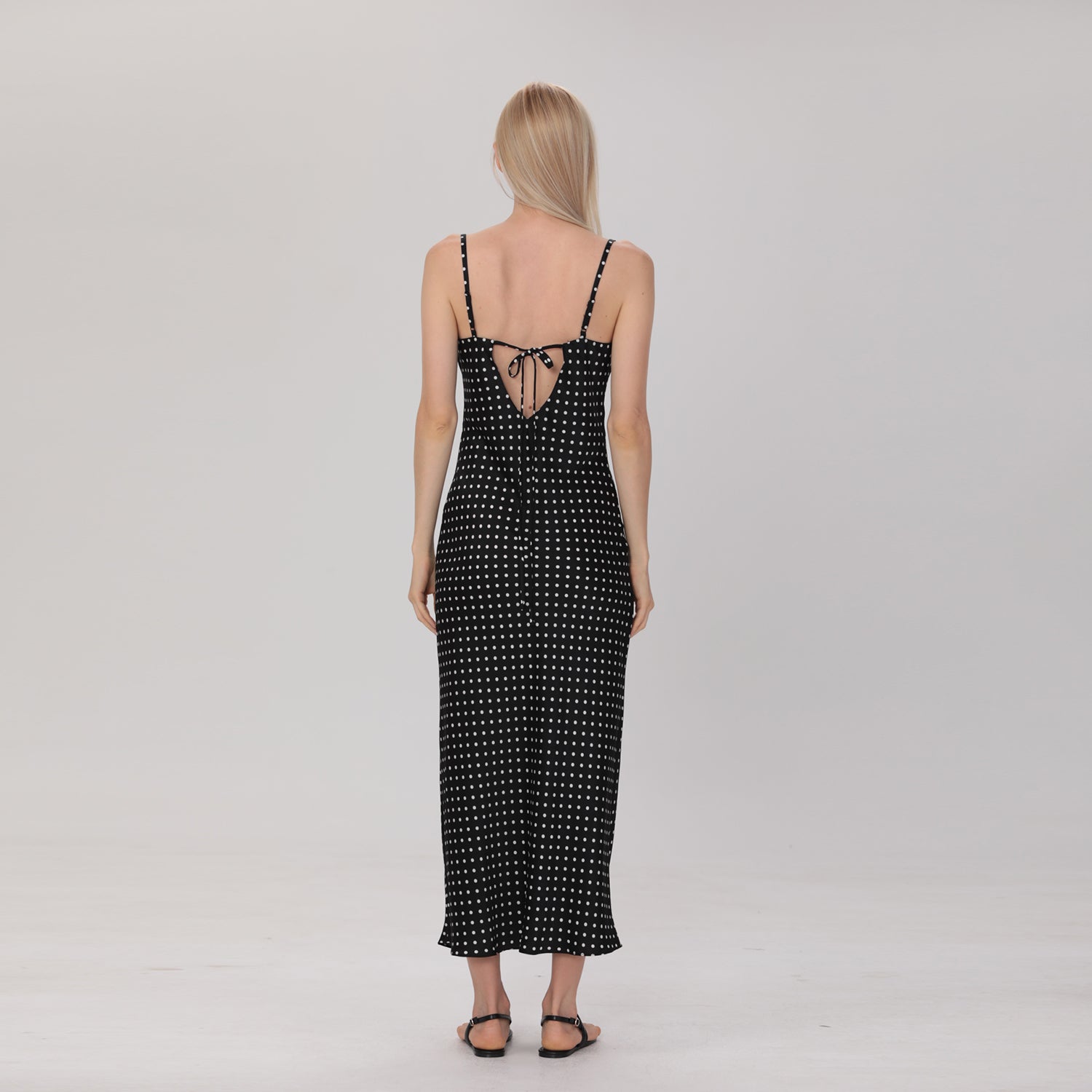 Robe à bretelles en satin à pois