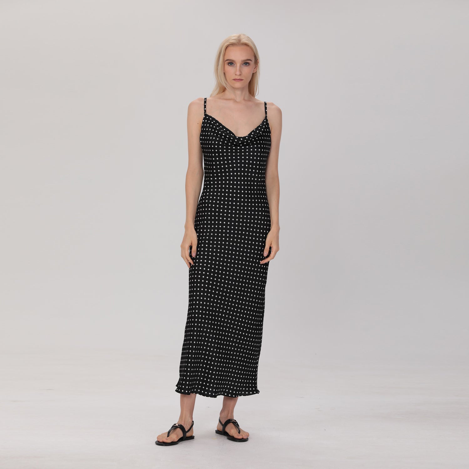Robe à bretelles en satin à pois