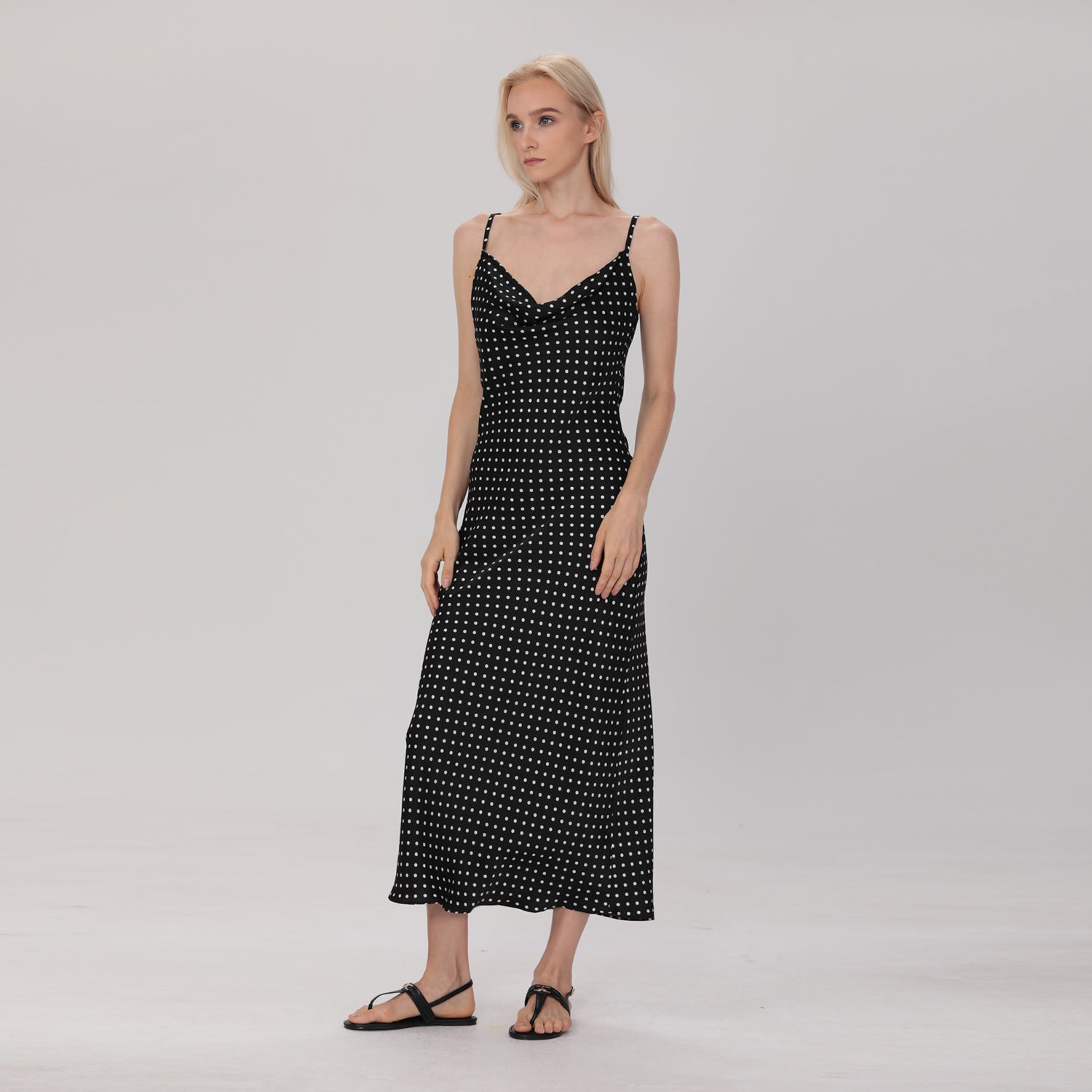 Robe à bretelles en satin à pois