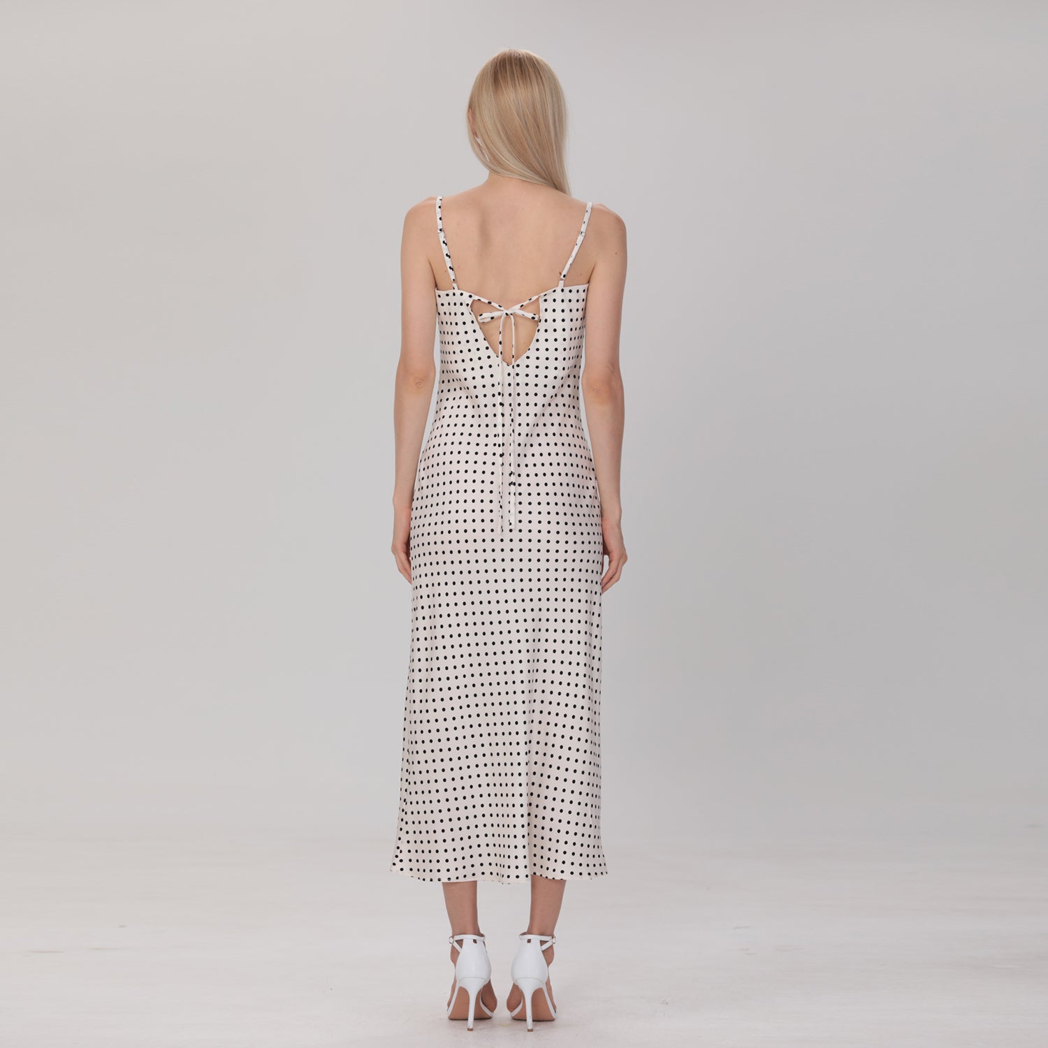 Robe à bretelles en satin à pois