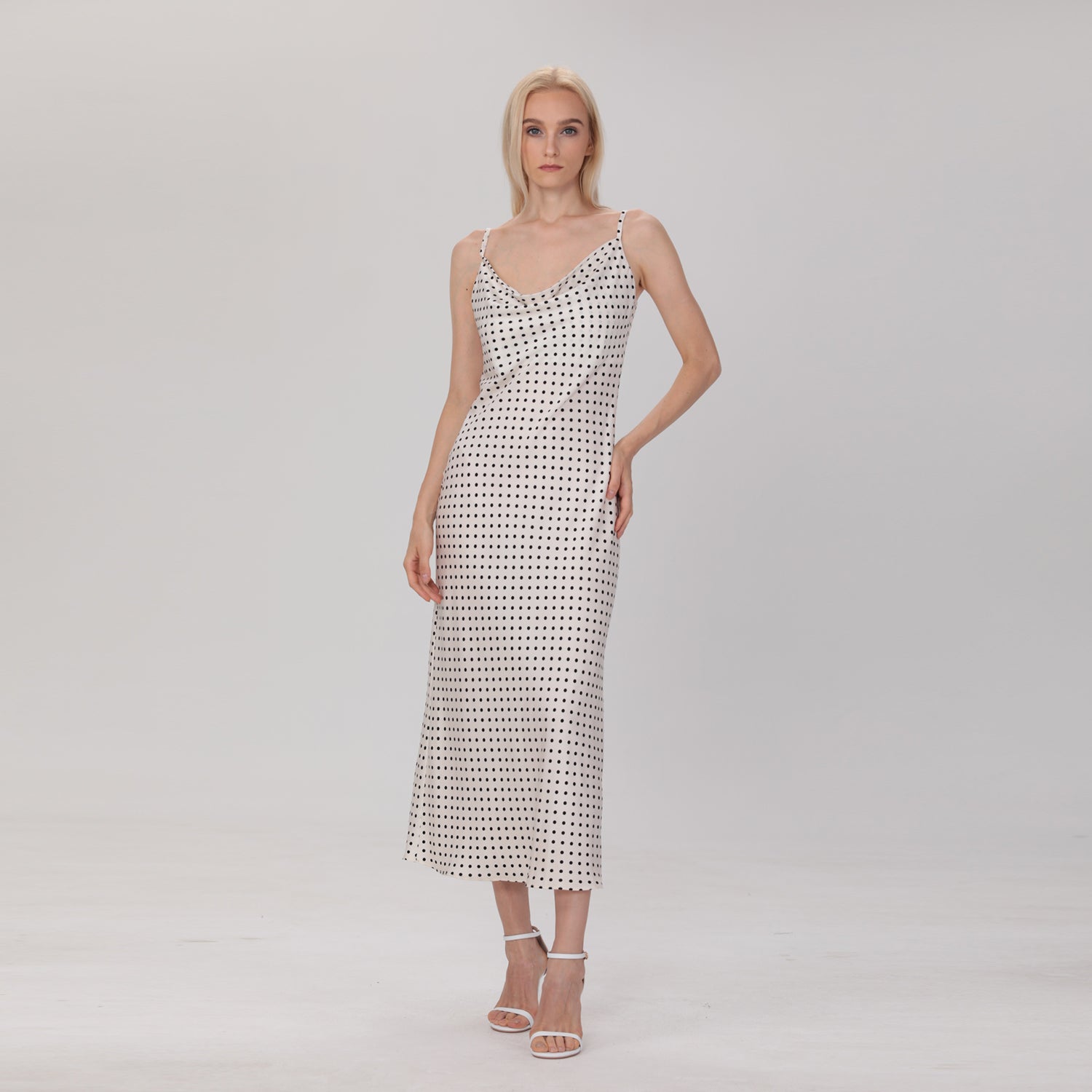 Robe à bretelles en satin à pois