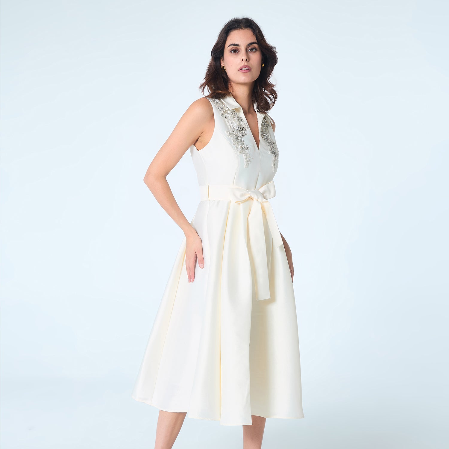 Robe cocktail en taffetas ornée de broderies