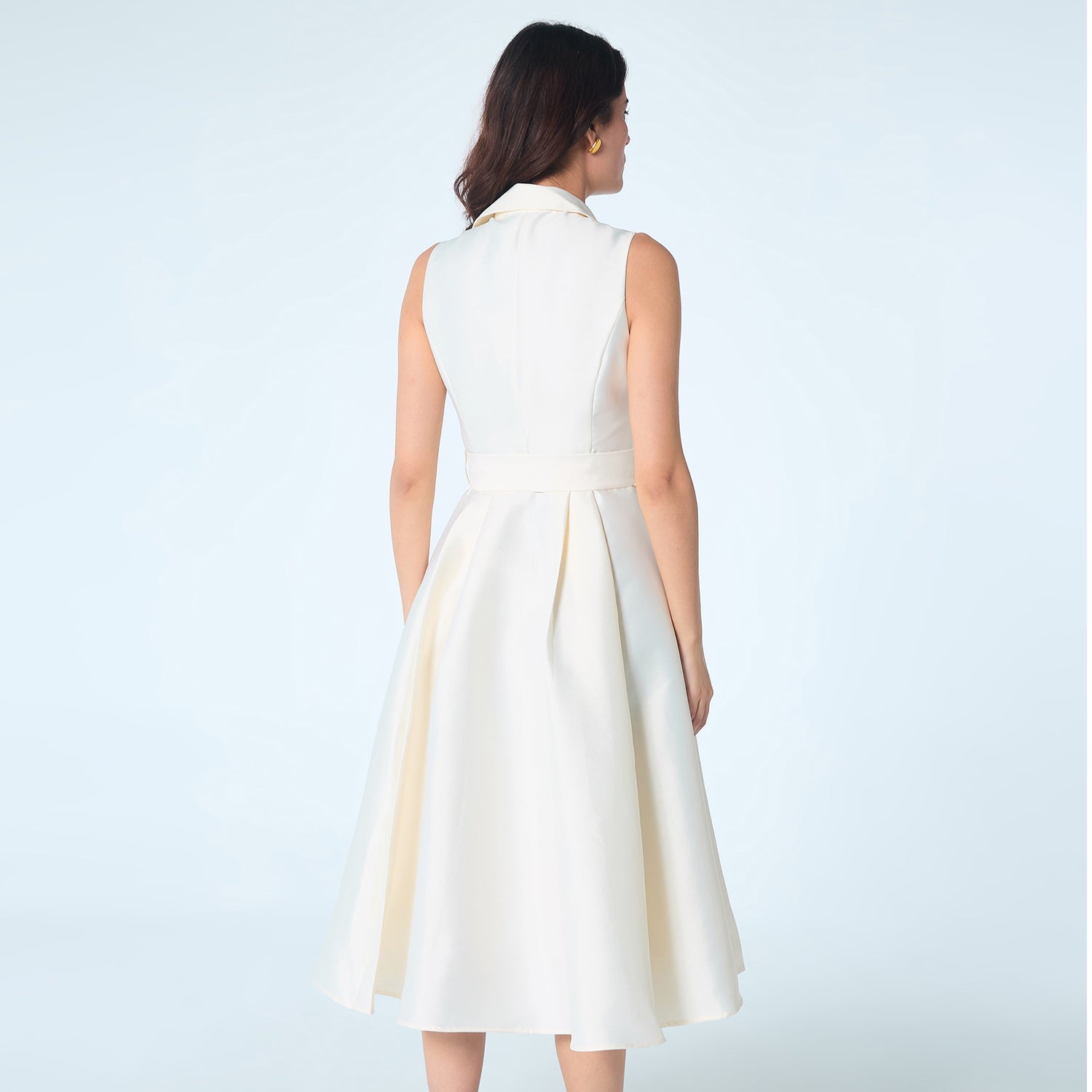 Robe cocktail en taffetas ornée de broderies