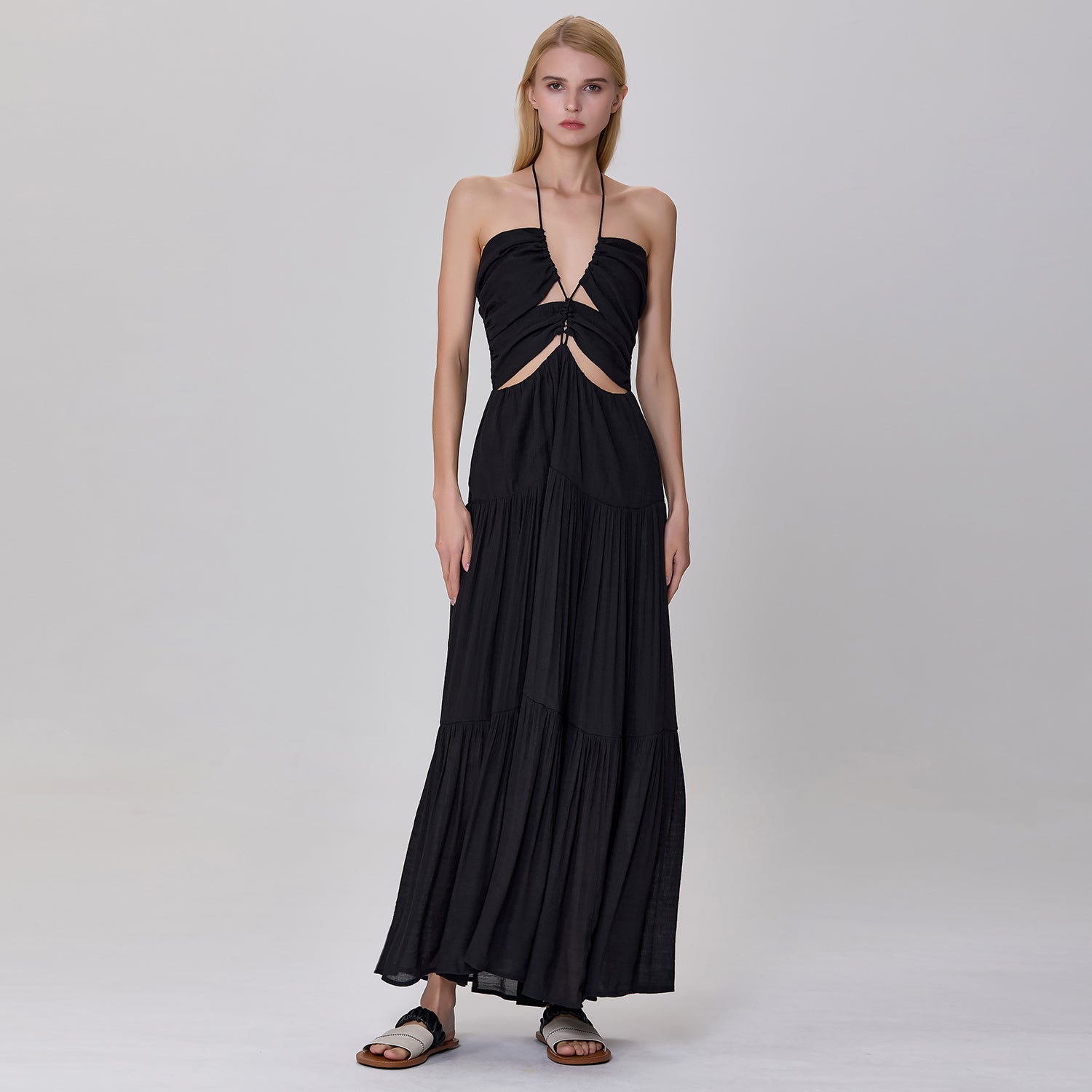 Robe d'été longue à bretelles et ajourés sur le devant
