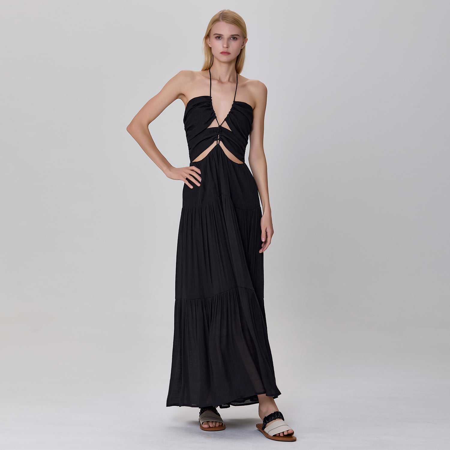 Robe d'été longue à bretelles et ajourés sur le devant