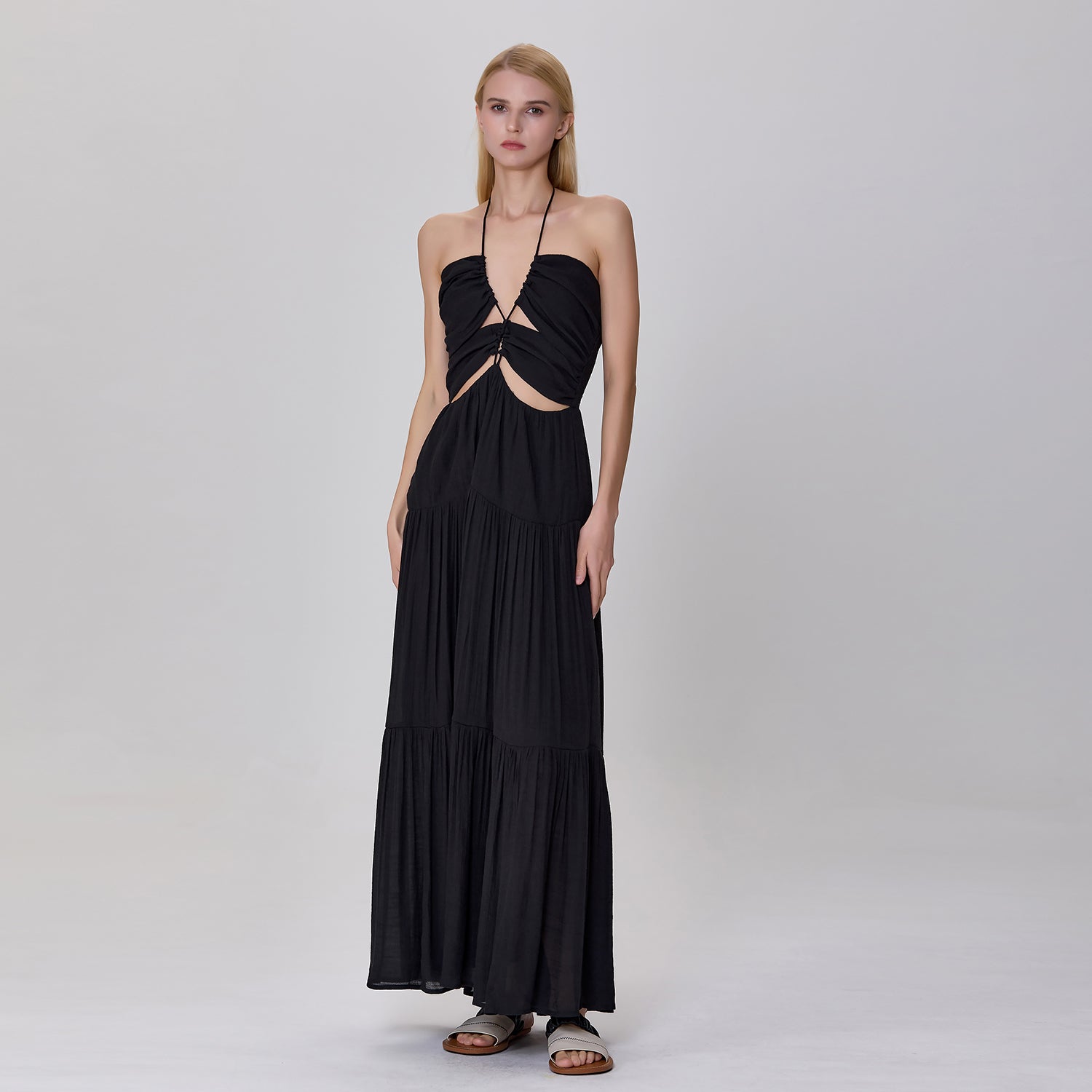 Robe d'été longue à bretelles et ajourés sur le devant