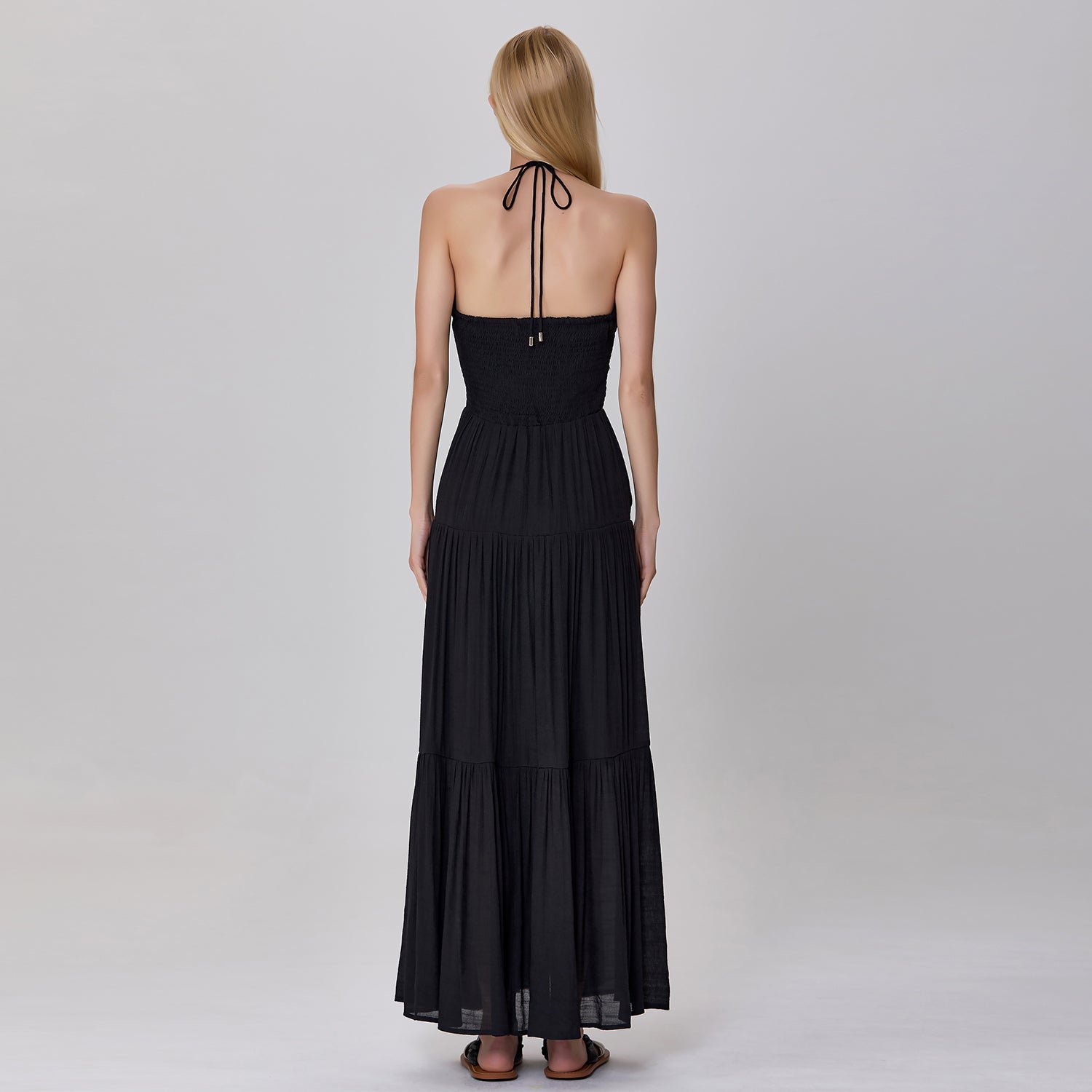 Robe d'été longue à bretelles et ajourés sur le devant