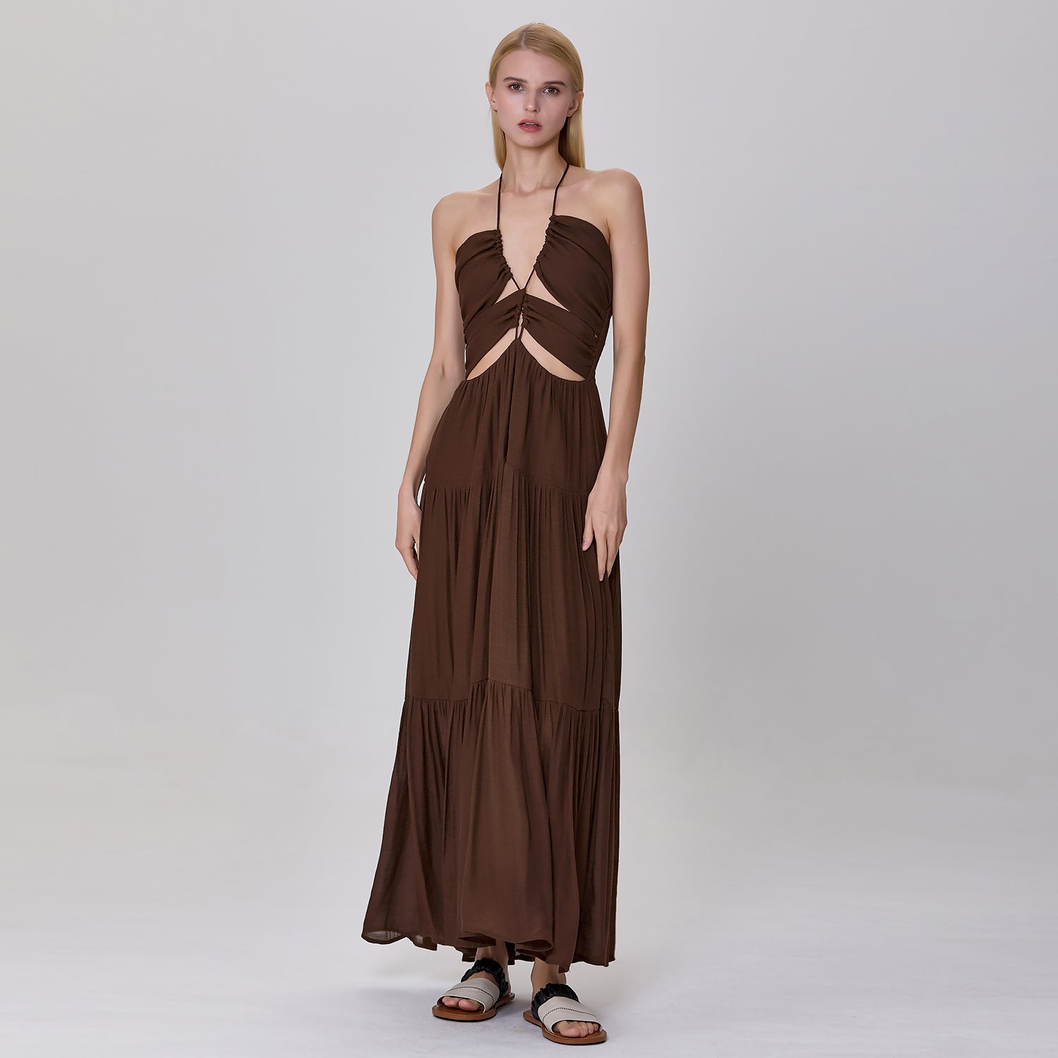 Robe d'été longue à bretelles et ajourés sur le devant