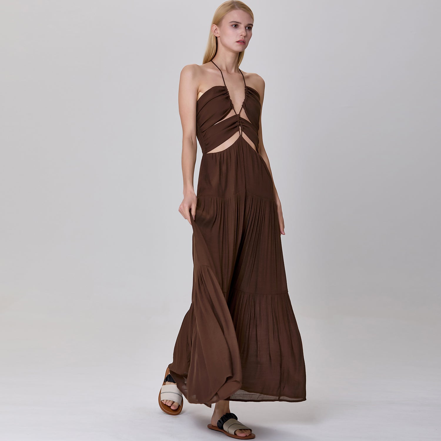 Robe d'été longue à bretelles et ajourés sur le devant