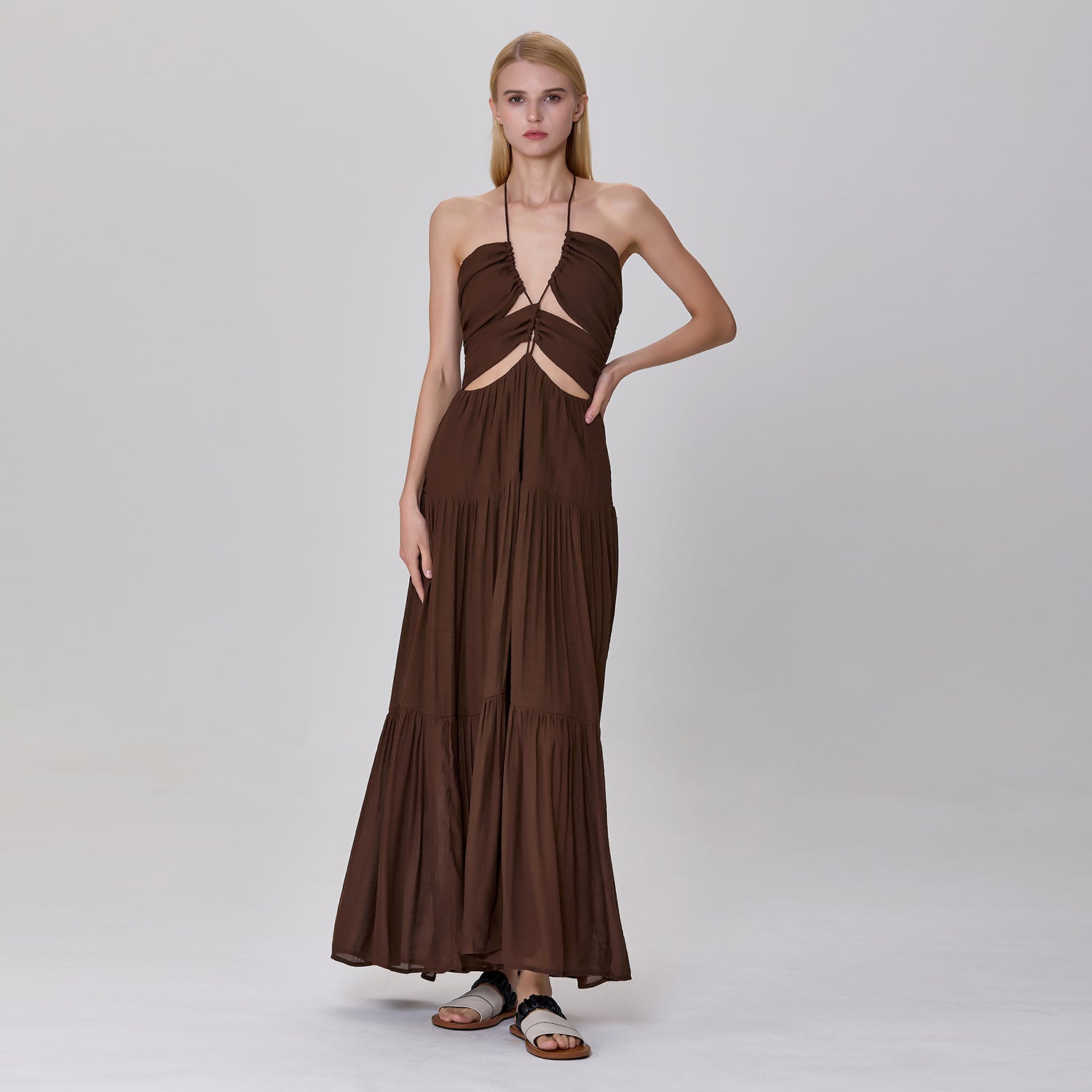 Robe d'été longue à bretelles et ajourés sur le devant