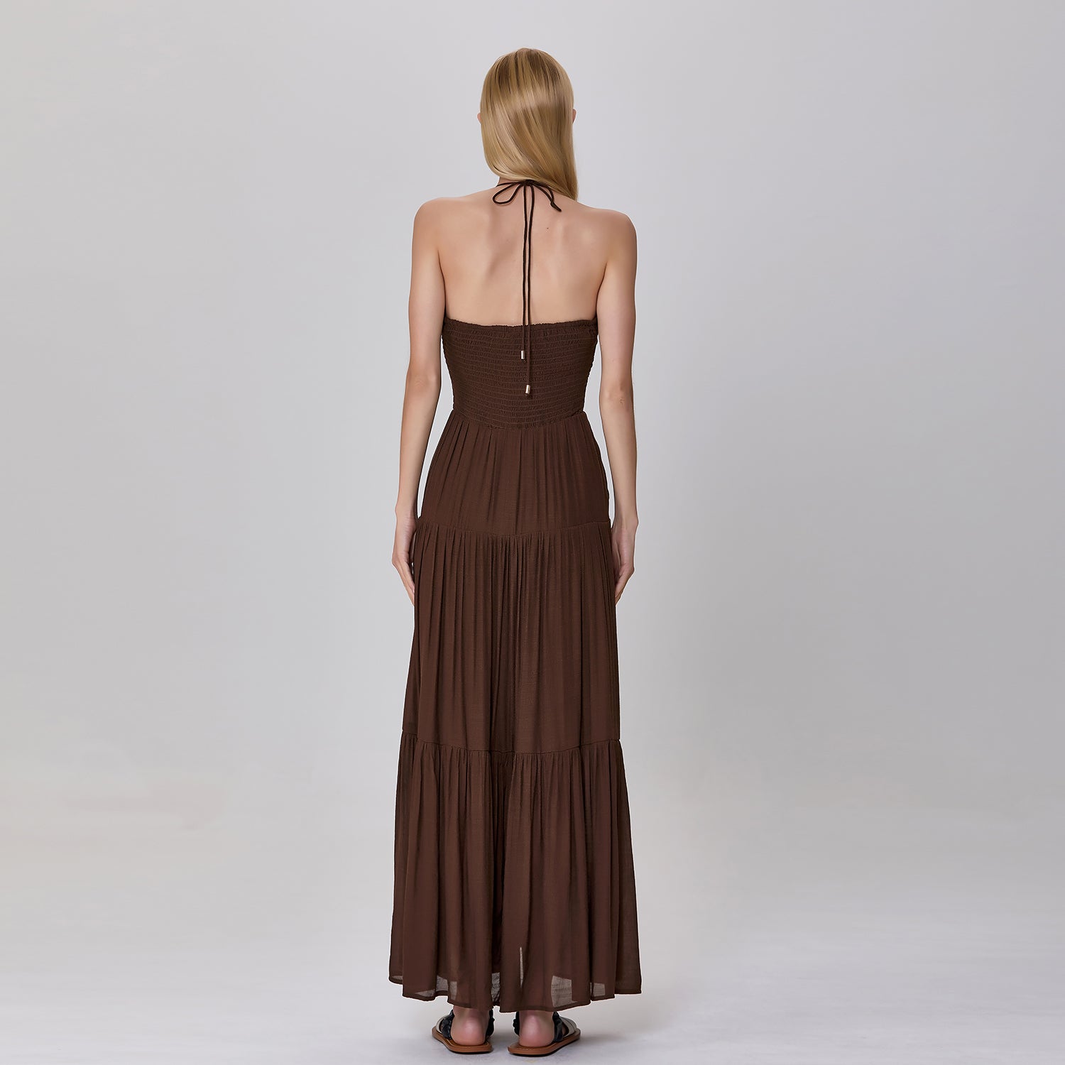 Robe d'été longue à bretelles et ajourés sur le devant